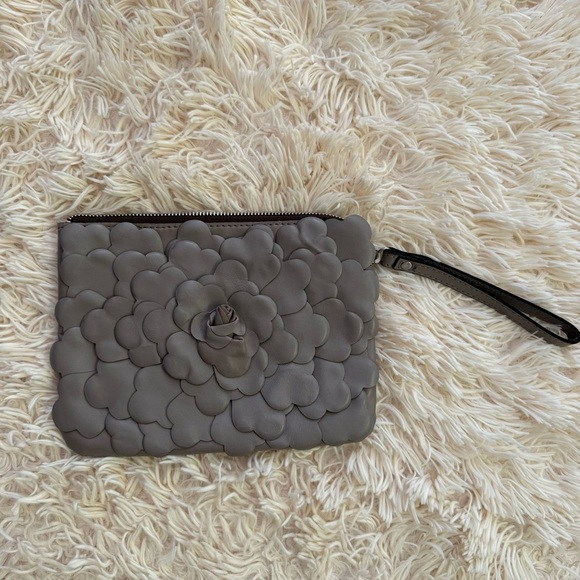 PATRICIA NASH CASSINI STONE LEATHER WRISTLET ZIP GREY FLOWER APPLIQUÉ 9”x7” - Picture 1 of 8